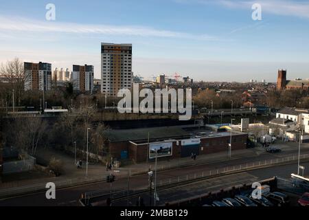 Ein Blick über die Stadt Bootle, Sefton in Richtung der Seaforth Docks on the Mersey, die an die Stadt Liverpool angrenzen. 2015 wurde bekannt gegeben, dass das HMRC sein Büro im Triad House in Bootle schließen sollte, was zu Arbeitsplatzverlusten in der Stadt führen könnte. Die Anlage wurde Ende 2021 schließlich aufgelöst. Abbildung zur Veranschaulichung eines Merkmals auf der so genannten „Levelling-up“-Agenda der britischen Regierung. Stockfoto