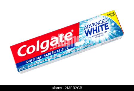 CHISINAU, MOLDAWIEN - 25. MÄRZ 2016. Colgate Toothpaste, Advanced Sensation White, isoliert auf Weiß. Colgate ist eine Marke für Zahnpasta, die von Colga hergestellt wird Stockfoto