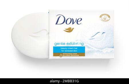 CHISINAU, MOLDAWIEN - 25. MÄRZ 2016. Dove Beauty Creme Bar Seife isoliert auf weiß. Dove ist eine Marke für Körperpflegeprodukte, die Unilever gehört. Stockfoto