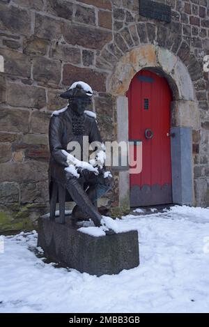 Aachen, Deutschland, 20. Januar 2023. In einer Periode heftigen Schneefalls befanden sich Aachen und die umliegende Region heute mit mehreren Zentimetern Schnee bedeckt. Aachen ist die westlichste Stadt Deutschlands und grenzt an Belgien und die Niederlande. Über Nacht und morgen wird mehr Schnee erwartet. Die schneebedeckte Statue des Pennsoldat (Penn Soldat) repräsentiert die Löten und Milizen, die die Freie Kaiserstadt Aachen neben dem mittelalterlichen Marschiertor bewachten, eines der zwei noch existierenden Tore der Stadt. G.P Essex/Alamy Live News Stockfoto