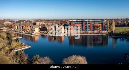 LAKESIDE, DONCASTER, GROSSBRITANNIEN - 19. JANUAR 2023. Eine Luftlandschaft mit luxuriösen Häusern und Apartments am Wasser in der Seengegend der Stadt Doncast Stockfoto