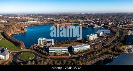Blick aus der Vogelperspektive auf das wiederaufgebaute Gebiet von Doncaster, bekannt als Lakeside, mit Wohn- und Bürogebäuden rund um einen malerischen See Stockfoto