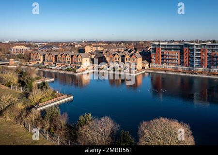 LAKESIDE, DONCASTER, GROSSBRITANNIEN - 19. JANUAR 2023. Eine Luftlandschaft mit luxuriösen Häusern und Apartments am Wasser in der Seengegend der Stadt Doncast Stockfoto