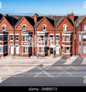 DONCASTER, GROSSBRITANNIEN – JANUAR 20,2023. Blick von oben auf dreistöckige viktorianische Terrassenhäuser in einer Straße in Doncaster im Norden Englands Stockfoto