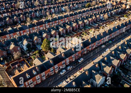 Ein Luftblick auf Reihen von hintereinander angeordneten Terrassenhäusern in einem Arbeiterviertel einer Stadt im Norden Englands Stockfoto