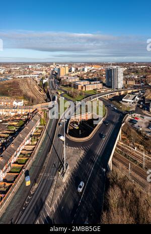 Blick aus der Vogelperspektive auf die Hauptstraße in das Stadtzentrum von Doncaster am Balbwith, mit der Ostküsten-Eisenbahn, die Zugang zur neuen englischen Stadt bietet Stockfoto