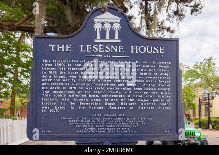 Fernandina, Florida, USA - 16. April 2022: Plaque erzählt die Geschichte des Lesesne House, Historical Landmark Stockfoto