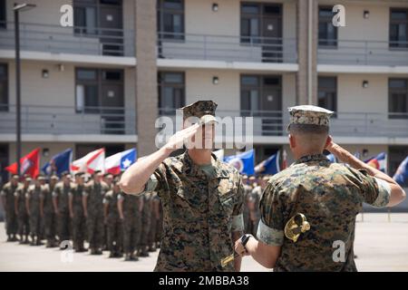 USA Marinekorps Sergeant Major Luke Gilliland (links), der ankommende Bataillon Sergeant Major des 1. Aufklärungsbataillons der leichten Panzerung (1. LAR), 1. Marine Division, salutiert LT. Oberst Christopher Winn (rechts), der kommandierende Offizier von 1. LAR, während einer Entlastungs- und Ernennungszeremonie im Marinekorps-Basislager Pendleton, Kalifornien, 14. Juni 2022. Während der Zeremonie gab Sergeant Major Charlie Clawson seinen Posten als Bataillonsfeldwebel Major nach Gilliland auf. Stockfoto