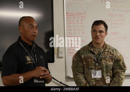 Major Celso Leonan, Kommandoleiter der Nationalgarde Guam, spricht mit Mitgliedern des Militärs über ihre harte Arbeit und ihren Einsatz als SPC der North Carolina National Guard. Gabriel Lucero hört auf Cyber Shield 2022 zu. Cyber Shield 2022 befindet sich vom 5. Bis 17. Juni im Professional Educational Center der Army National Guard in Camp Robinson, Arkansas. Cyber Shield 2022 ist die größte, nicht klassifizierte interinstitutionelle und gemeinsame Schulung des DOD zur Cyberverteidigung auf nationaler Ebene, die Vertretungen von 20 Staaten plus Guam umfasst. Stockfoto