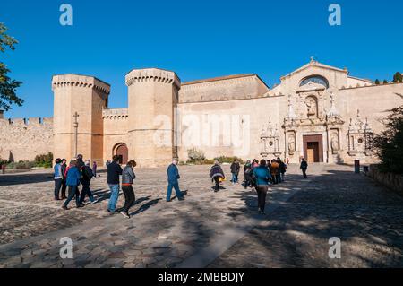 Gruppe von Personen betreten die königliche Abtei Santa Maria de Poblet. Tarragona, Katalonien, Spanien Stockfoto