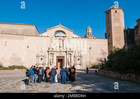 Gruppe von Personen betreten die königliche Abtei Santa Maria de Poblet. Tarragona, Katalonien, Spanien Stockfoto