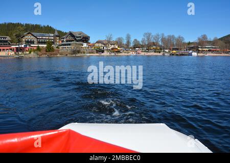 Auf dem Titisee mit einem Tretboot, mit Blick auf die Küste im Schwarzwald, Deutschland, Europa Stockfoto