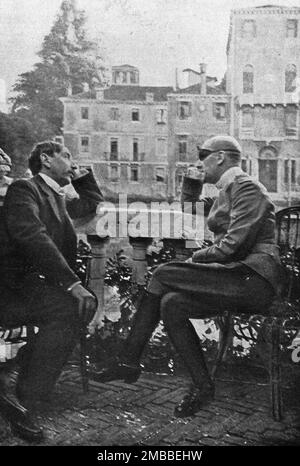 "Barres et d'Annunzio; Maurice Barres et Gabriele d'Annunzio a Venise, 18 Mai. M.Maurice Barres, qui public dans l'Echo de Paris le recit de son Voyage au Front italien, n'a pas encore raconte son entrevue, a Venise, le 18 Mai, avec Gabriele d'Annunzio, presque gueri de sa grave blessure a l'oeil gauche. Le Grand Poete italien et l'ecrivain francaisont eu un long entretien, accoudes tous deux a la balustrade d'un Petit jardin donnant sur le Grand Canal. C'est la qu'un ami a pu prendre, sans attirer leur Aufmerksamkeit, un cliche qui achevera de rassurer tous les Admirateurs fervents de Gabriele d'A Stockfoto