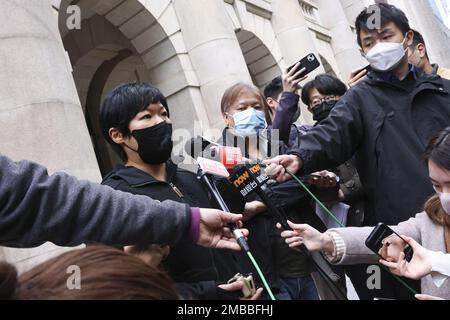 Die freiberufliche Journalistin Bao Choy Yuk-Ling will gegen ihre Verurteilung durch das Berufungsgericht Berufung einlegen. Choy wurde für schuldig befunden, das Gesetz wegen einer Durchsuchung des amtlichen Fahrzeugregisters verletzt zu haben, als sie die Datenbank des Verkehrsministeriums benutzte, während sie einen Dokumentarfilm machte, der die Reaktion der Polizei auf einen Mafia-Angriff während der Anti-Regierungs-Proteste von 2019 untersuchte. 17JAN23 SCMP /K. Y. Cheng Stockfoto