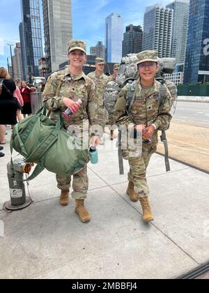 Lori Gorman und SPC. Jahaira Rodriguez, beide der Hauptquartier-Kompanie des 1. Bataillons, 69. Infanterie, fliegen auf Busse zu, die sie nach Fort Drum bringen. New York für zusätzliche Schulungen im Anschluss an eine Abschiedsveranstaltung am 14. Juni im Jacob Javits Convention Center in New York . Die Soldaten werden im September am Horn von Afrika stationiert sein. USA Air National Guard Foto von Major Michael O'Hagan. Stockfoto