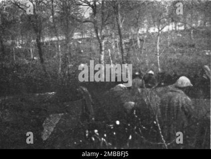 "Une semaine de combats sur la rive gauche de la Meuse; 9 mars.--Avant d'entrer en Action, nos troupes bivouaquent dans les Bois Bourrus", 1916. Aus der „Collection de la Guerre IV L'Illustration Tome CXLVII. La Guerre Janvier, Fevrier, Mars, Avril, Mai, Juin 1916". Stockfoto