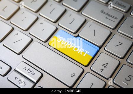 Unterstützt ukrainische, Text- und ukrainische Flagge auf der silbernen Eingabetaste. Ich stehe zum Konzept der Ukraine. Stockfoto