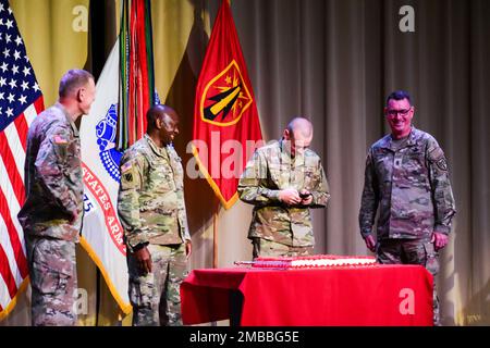 Wie er es oft tat, als Major General Kenneth Kamper, Fire Center of Excellence und Fort Sill Commanding General, verließen, ließ den 17-jährigen Pvt. Gunner Turner, einen einfachen Auszubildenden, Mitte rechts, seine Familie anrufen. Der Anruf war Teil von Kampers 247. Armeestagtag mit Kommandoleiter Major Stephen Burnley, rechts, und Fort Sills ältestem Soldaten, 62-jähriger Major Felix Kumai, 434. Kaplan der Artillerie-Brigade. Stockfoto