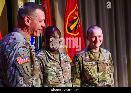 Generalmajor Kenneth Kamper, Fire Center of Excellence und der kommandierende General Fort Sill Left feierten den 247. Geburtstag der Armee mit Fort Sills jüngstem Soldat, 17-jährigem Pvt. Gunner Turner, einem einfachen Auszubildenden und ältesten Soldat, dem 62-jährigen Major Felix Kumai, 434. Field Artillery Brigade Chaplain. Stockfoto