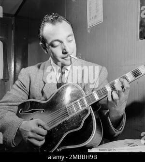 Porträt von Django Reinhardt, Aquarium, New York, New York, New York, Ca. Nov. 1946. Stockfoto