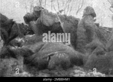 "Une semaine de combats sur la rive gauche de la Meuse; 10 mars (13 heures). --Guetteur aupres du cadavre d'un Allemand de la classe 1916", 1916. Aus der „Collection de la Guerre IV L'Illustration Tome CXLVII. La Guerre Janvier, Fevrier, Mars, Avril, Mai, Juin 1916". Stockfoto