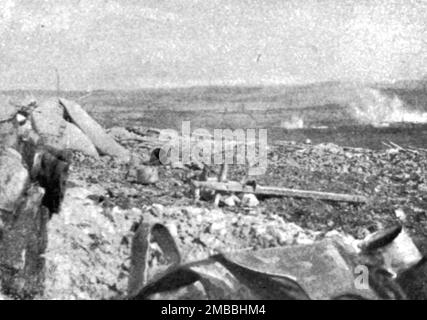 "Une semaine de combats sur la rive gauche de la Meuse; 14mars (13 heures). --Preparation d'Artillerie allemande sur le villagede Cumieres', 1916. Aus der „Collection de la Guerre IV L'Illustration Tome CXLVII. La Guerre Janvier, Fevrier, Mars, Avril, Mai, Juin 1916". Stockfoto