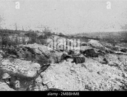 "Une semaine de combats sur la rive gauche de la Meuse; 14 mars (Midi). ...Notre ligne de Defense au Moment des attaques ennemies', 1916. Aus der „Collection de la Guerre IV L'Illustration Tome CXLVII. La Guerre Janvier, Fevrier, Mars, Avril, Mai, Juin 1916". Stockfoto