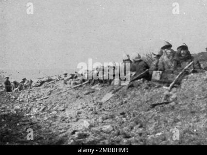 "Une semaine de combats sur la rive gauche de la Meuse; 12 mars. --nos soldats creusant des tranchees : A l'Horizon, la crete des Caurettes', 1916. Aus der „Collection de la Guerre IV L'Illustration Tome CXLVII. La Guerre Janvier, Fevrier, Mars, Avril, Mai, Juin 1916". Stockfoto