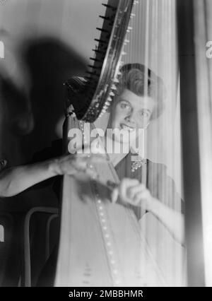 Porträt von Adele Girard, türkische Botschaft, Washington, D.C., Ca. Februar 1942. Stockfoto