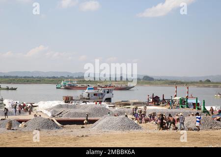 Arbeiter Transport Kies - harte Arbeiter entladen Kies von Booten auf dem Irrawaddy Fluss (Fotojournalismus ) Mandalay , Myanmar Stockfoto