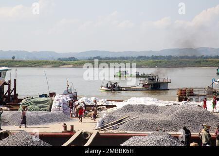 Arbeiter Transport Kies - harte Arbeiter entladen Kies von Booten auf dem Irrawaddy Fluss (Fotojournalismus ) Mandalay , Myanmar Stockfoto