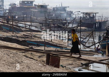 Arbeiter Transport Kies Madalay Myanmar - harte Arbeiter entladen Kies von Booten auf dem irrawaddy Fluss (Fotojournalismus ) Mandalay , Myanmar Stockfoto