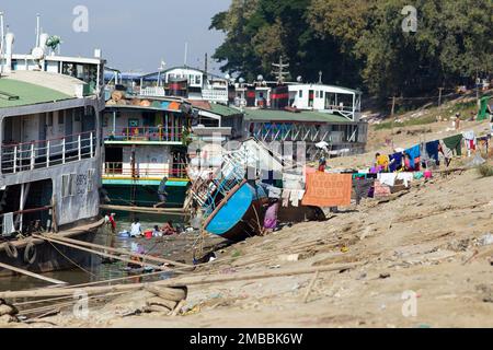 Arbeiter Transport Kies Madalay Myanmar - harte Arbeiter entladen Kies von Booten auf dem irrawaddy Fluss (Fotojournalismus ) Mandalay , Myanmar Stockfoto