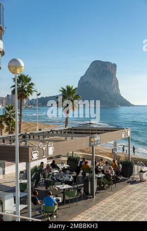 Strand und der Promenade von Calpe, Spanien. Penon de Ifach im Hintergrund Stockfoto