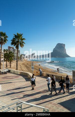 Strand und der Promenade von Calpe, Spanien. Penon de Ifach im Hintergrund Stockfoto