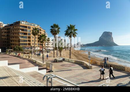 Strand und der Promenade von Calpe, Spanien. Penon de Ifach im Hintergrund Stockfoto