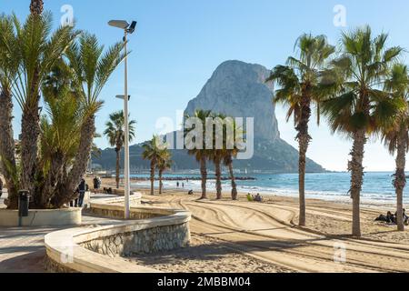 Strand und der Promenade von Calpe, Spanien. Penon de Ifach im Hintergrund Stockfoto