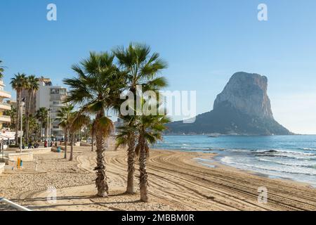 Strand und der Promenade von Calpe, Spanien. Penon de Ifach im Hintergrund Stockfoto