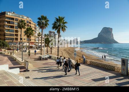 Strand und der Promenade von Calpe, Spanien. Penon de Ifach im Hintergrund Stockfoto
