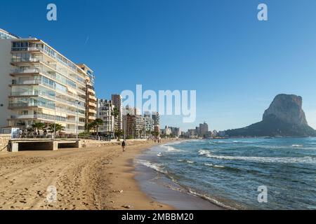 Strand und der Promenade von Calpe, Spanien. Penon de Ifach im Hintergrund Stockfoto