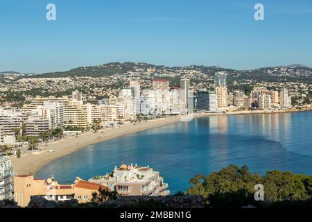 Platja de la Fossa (Fossa Beach) in Calpe vom Penon de Ifach aus gesehen. Stockfoto