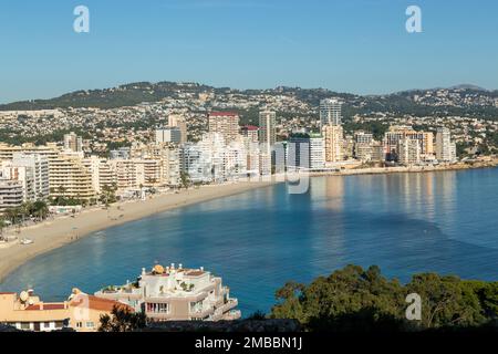 Platja de la Fossa (Fossa Beach) in Calpe vom Penon de Ifach aus gesehen. Stockfoto