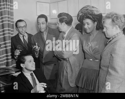 Porträt von Ahmet M. Ertegun, Nesuhi Ertegun, Herzog Ellington, William P. Gottlieb und Dave Stewart, William P. Gottlieb ist zu Hause, Maryland, 1941. Stockfoto