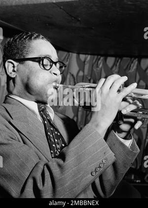 Porträt von Dizzy Gillespie, Famous Door, New York, New York, New York, Ca. Juni 1946. Stockfoto
