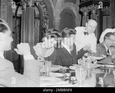 Porträt von Nesuhi Ertegun, Adele Girard, Joe Marsala und Zutty Singleton, türkische Botschaft, Washington, D.C., 1938. Stockfoto