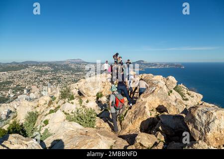 Menschen auf dem Gipfel von Penon de Ifach, Calpe, Provinz Alicante, Spanien Stockfoto