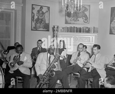 Porträt von Johnny Hodges, Rex William Stewart, Adele Girard, Harry Carney, Barney Bigard, Und Joe Marsala, türkische Botschaft, Washington, D.C., 1930. Stockfoto