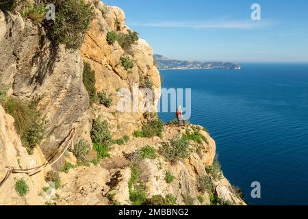 Ein Geher auf dem Fußweg nach Penon de Ifach, Calpe, Provinz Alicante, Spanien Stockfoto