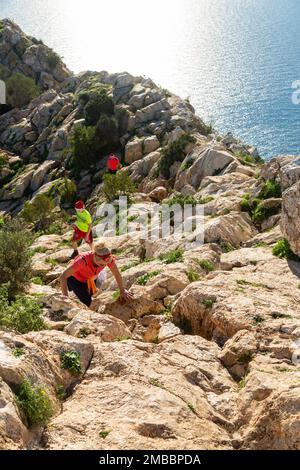 Menschen auf dem Felskamm von Penon de Ifach, Calpe, Alicante Stockfoto