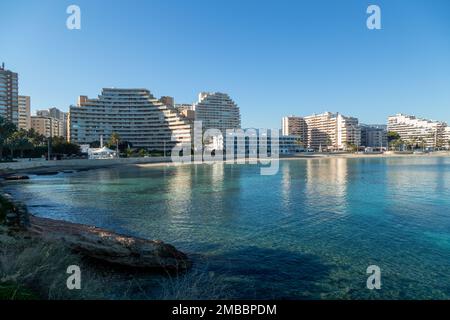 Türkisfarbenes Meer in der Stadt Calpe Spain. Stockfoto